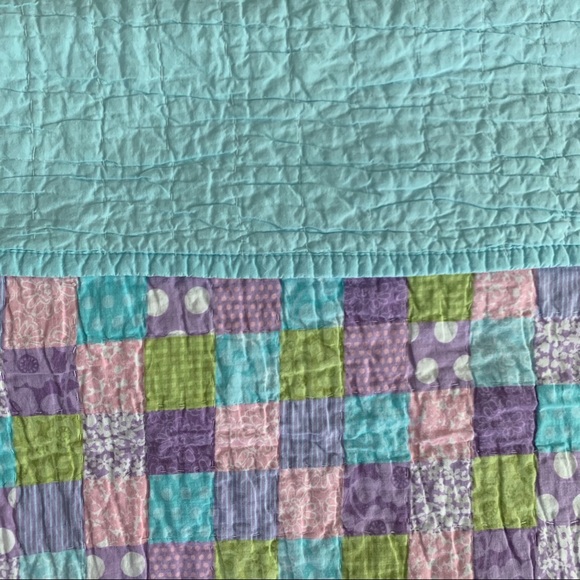 ❣️SOLD❣️Twin Patterned Quilt - Picture 5 of 11